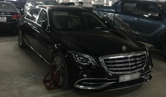 Hà Nội: Đỗ sai quy định, xe siêu sang Mercedes-Maybach S450 bị khoá bánh