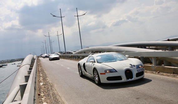 Từ Phan Thiết đến Nha Trang, siêu xe triệu đô Bugatti Veyron vẫn dẫn đoàn an toàn