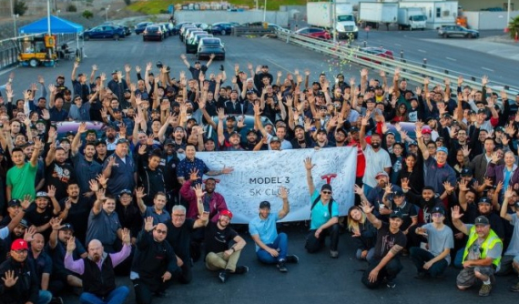 Tesla ăn mừng nhờ đạt cột mốc sản xuất 5.000 chiếc Model 3/tuần