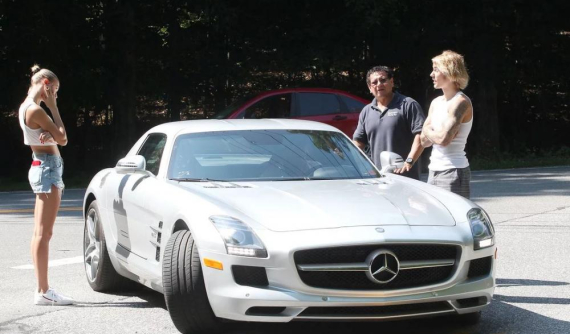 Justin Bieber gặp sự cố với siêu xe Mercedes-Benz SLS AMG