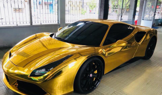 Siêu xe Ferrari 488 GTB "mạ vàng" gây choáng không ít người đi đường
