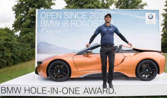 Golf thủ 23 tuổi được tặng xe thể thao BMW i8 mui trần