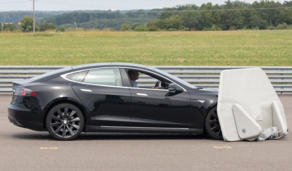 Tesla Model S thất bại ở bài kiểm tra phanh khẩn cấp tự động