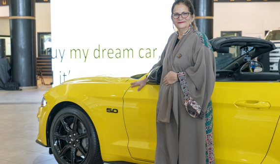 Ford tặng Mustang GT cho một nữ giáo sư sau khi Ả-Rập Xê-Út cho phép chị em lái ô tô