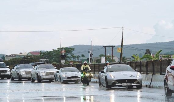 Mặc mưa gió, Bugatti Veyron cùng dàn siêu xe triệu đô vẫn tiếp tục xuyên Việt