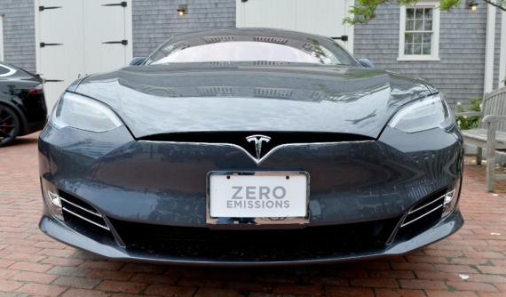 Tesla Model S bị cạnh tranh bởi chính người anh em Model 3