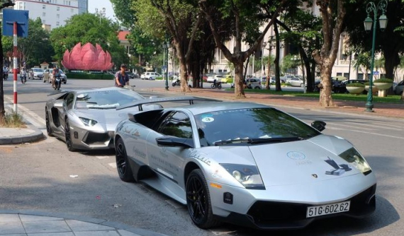 Cô dâu chú rể may mắn chụp ảnh cưới cùng bộ đôi siêu xe Lamborghini của chủ tịch Trung Nguyên