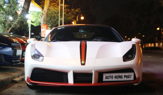 Siêu xe Ferrari 488 GTB xuất hiện trên đường phố Sài thành với bộ áo trắng nhám