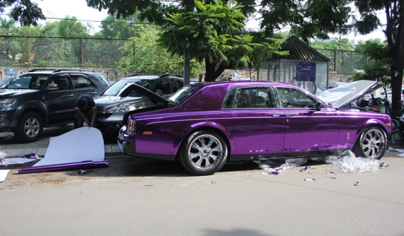 Xe siêu sang Rolls-Royce Phantom "thay áo" ngay dưới lòng đường