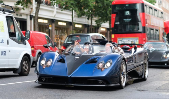 Chủ tịch hãng Pagani cầm lái "cực phẩm" Zonda HP Barchetta hơn 340 tỷ Đồng trên đường phố