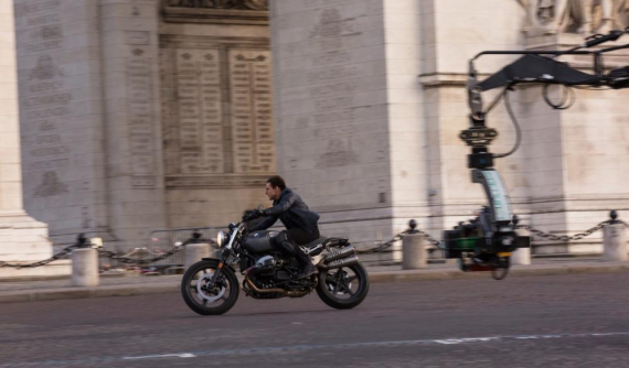 Sau tai nạn của George Clooney, Tom Cruise tuyên bố không từ bỏ mô tô