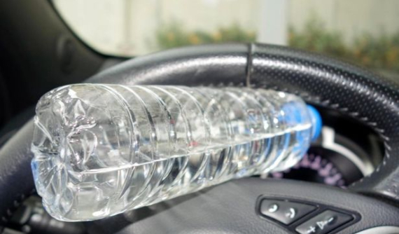 Lí do "chết người" cho việc không nên để chai nước trong ô tô vào ngày nắng nóng