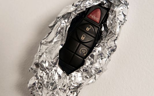 Lí do tại sao bạn nên bọc chìa khóa thông minh trong giấy bạc