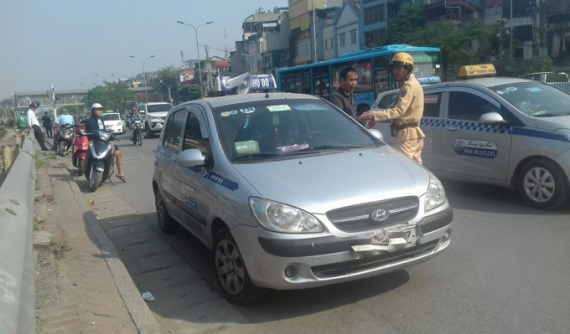 Hà Nội: Taxi luồn lách trên đường, ép ngã người chờ xe bus ra khỏi đường