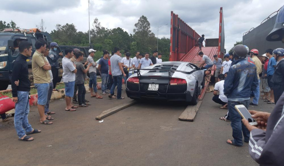 Hàng chục người vây quanh dàn siêu xe của Chủ tịch Trung Nguyên tại thủ phủ cà phê Việt Nam