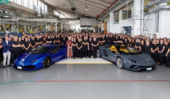 Lamborghini kỷ niệm Huracan thứ 11.000 và Aventador thứ 8.000 xuất xưởng