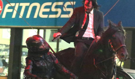 Tài tử Keanu Reeves cưỡi ngựa đuổi theo mô tô trong phim "John Wick 3: Parabellum"