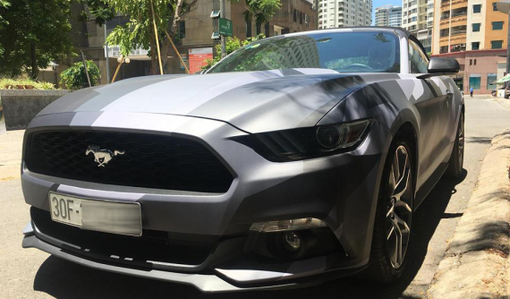 Ford Mustang mui trần tại Hà Nội khoác áo theo phong cách nhà binh