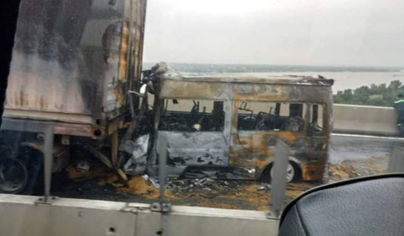 Tông vào đuôi xe container trên cao tốc Long Thành - Dầu Giây, xe khách cháy trơ khung