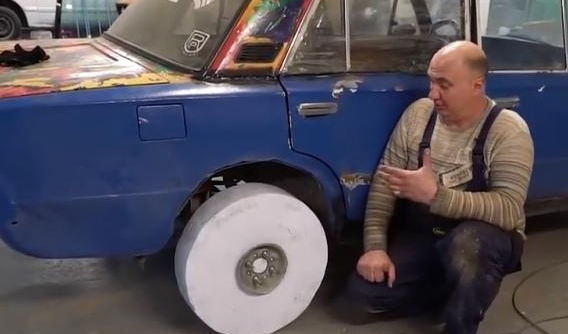 Không ngờ bánh xe ô tô làm từ 10.000 tờ giấy A4 lại chạy ngon lành thế này