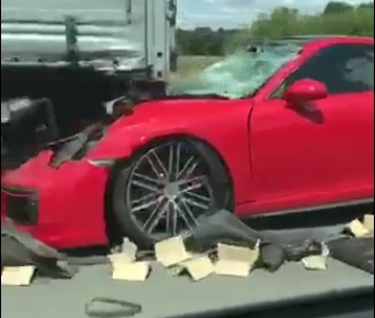 Rúc gầm xe container, Porsche 911 hư hỏng nặng phần đầu xe