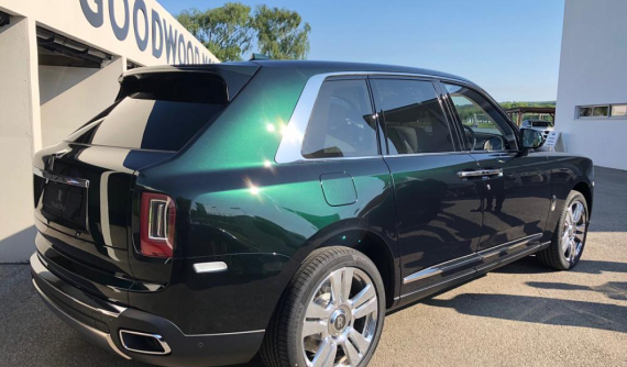 Ngẩn ngơ với bộ áo xanh ngọc lục bảo của SUV siêu sang Rolls-Royce Cullinan