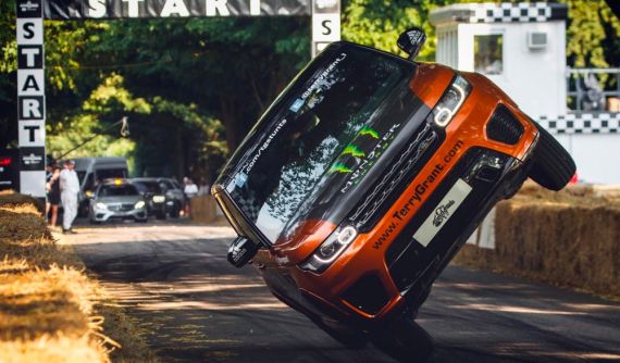 Stunter lái Range Rover Sport SVR bằng hai bánh trên quãng đường 1,6 km, lập kỉ lục thế giới