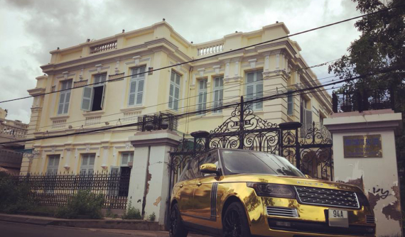 Choáng với hình ảnh Range Rover "mạ vàng" xuất hiện trước dinh thự công tử Bạc Liêu