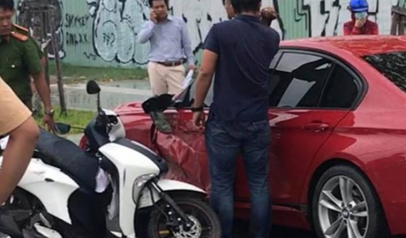 Sài Gòn: Ô tô BMW kéo lê xe máy 30 m, một cô gái tử vong