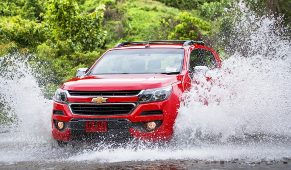 5 điều cần làm khi lái xe qua đoạn đường ngập nước