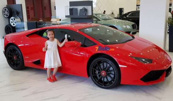 Dàn siêu xe hơn 73 tỷ Đồng trưng bày bên trong toà nhà cao nhất Việt Nam