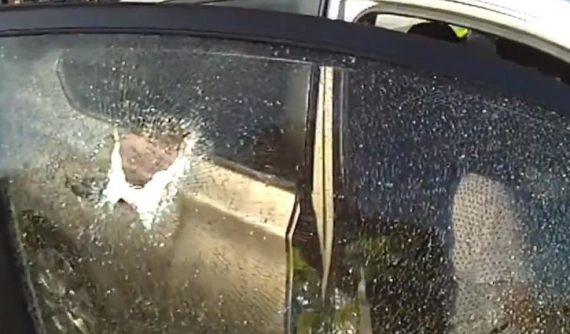 Tức cười câu chuyện vợ mới có bằng nên lái xe ẩu, chồng tức giận đập vỡ cửa sổ xe