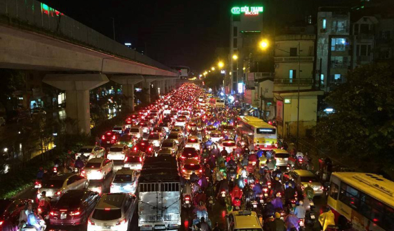 Đường Hà Nội tắc dài sau cơn mưa lớn, người dân "vật vã" trở về nhà
