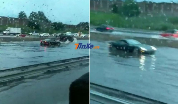 Ferrari California mắc kẹt trên đường ngập, tạo cơ hội cho người lái Jeep Wrangler thể hiện