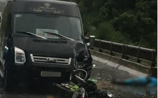 Quảng Ninh: Xe khách limousine chạy lấn làn đâm xe máy khiến 1 người tử vong