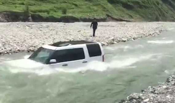 Tiếc tiền rửa xe, người đàn ông lái SUV hạng sang Land Rover xuống sông và cái kết