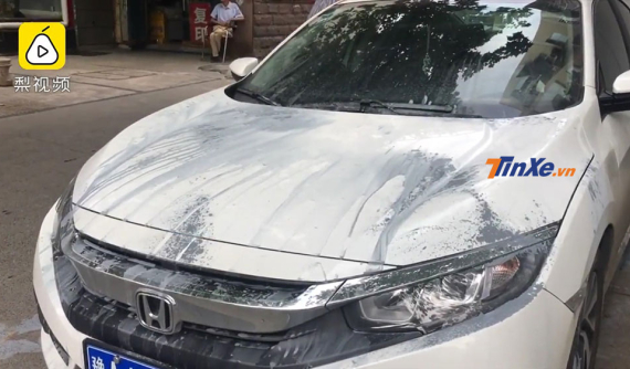Đỗ chắn lối đi, Honda Civic bị hất xi măng lên thân xe