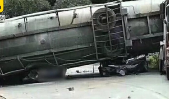 Xe bồn lật trúng 2 ô tô con khiến 11 người thương vong