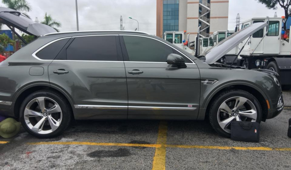 SUV siêu đắt đỏ Bentley Bentayga tiếp tục được đưa về nước
