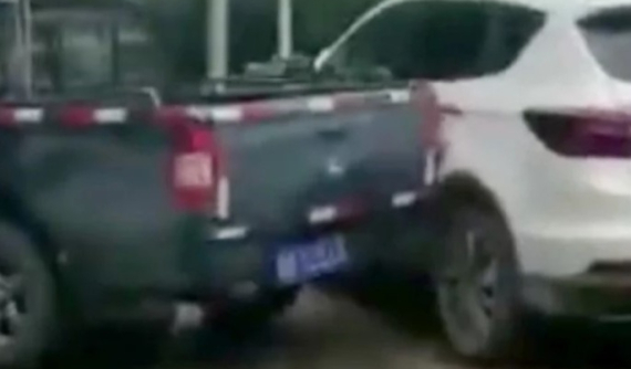 Tông 11 lần vào chiếc SUV đỗ chắn lối ra, người lái xe bán tải bị cảnh sát "mời lên uống nước"