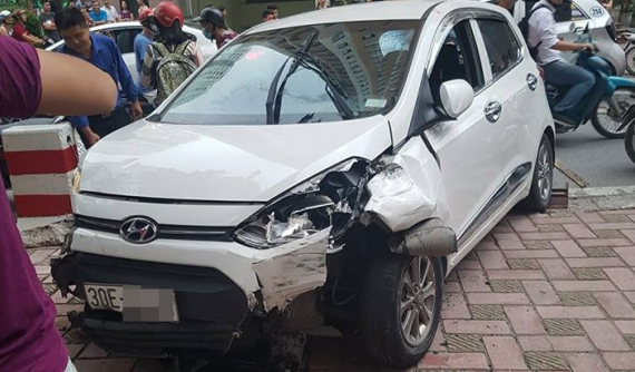 Hyundai Grand i10 tông hàng loạt xe máy và ô tô trên đường Hà Nội, tài xế bị người dân lôi ra đánh