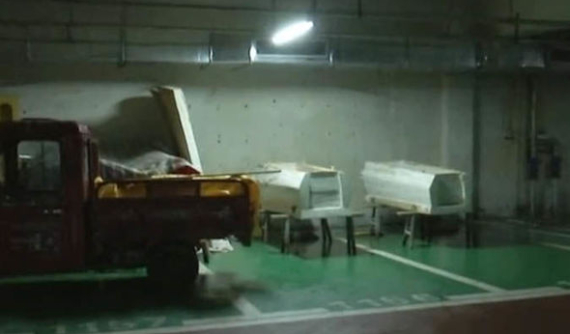 Hầm đỗ xe la liệt những cỗ quan tài, người dân tòa nhà không dám "bén mảng"