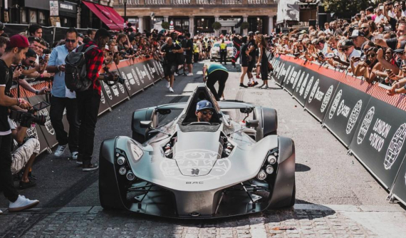 Ngôi sao nhạc pop Usher gây chú ý khi lái xế độc BAC Mono tại sự kiện Gumball 3000