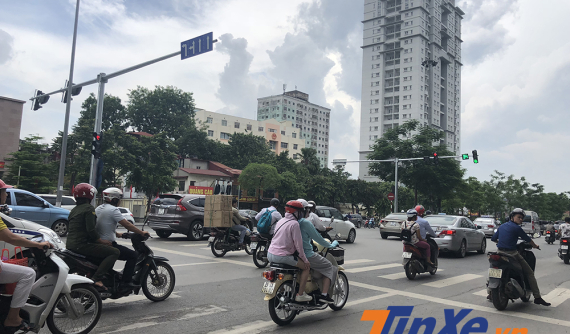 Lưu ý hai điểm đèn tín hiệu giao thông mới trên phố Đại Cồ Việt