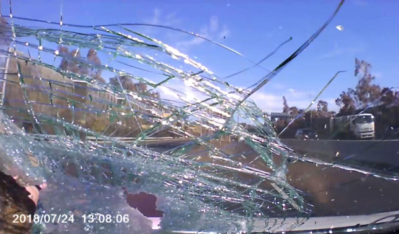 Ô tô tải nổ lốp làm văng miếng kim loại vào kính chắn gió xe phía sau khiến nữ tài xế "đứng tim"