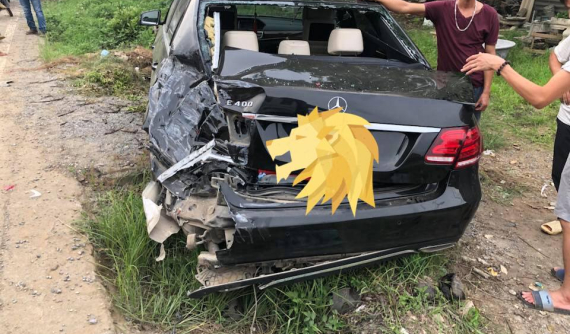 Hà Nội: Ngủ gật, tông vào đuôi Mercedes-Benz E400, tài xế ô tô tải bị bắt đền 1 tỷ đồng