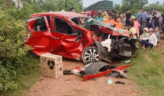 Bình Định: Kia Morning mắc kẹt giữa đường ray, bị tàu hỏa đâm nát bét