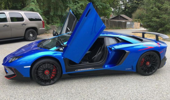 Cảnh sát Canada tạm giữ 2 siêu xe hàng hiếm khi đang cùng chủ nhân đến đường đua