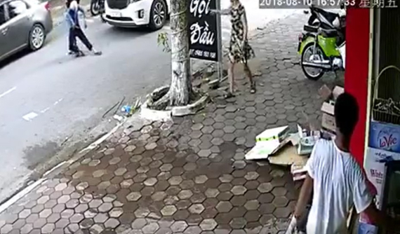 Lạng Sơn: Gây tai nạn, tài xế lái Kia Sedona kéo bà cụ vào vỉa hè rồi bỏ đi