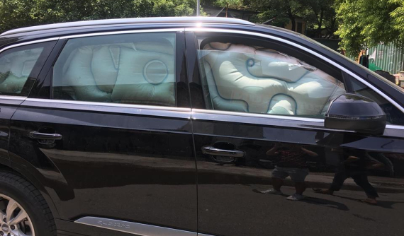 Hà Nội: Va chạm với xe Nhật Daihatsu Materia, SUV sang Audi Q7 bung túi khí kín cửa sổ